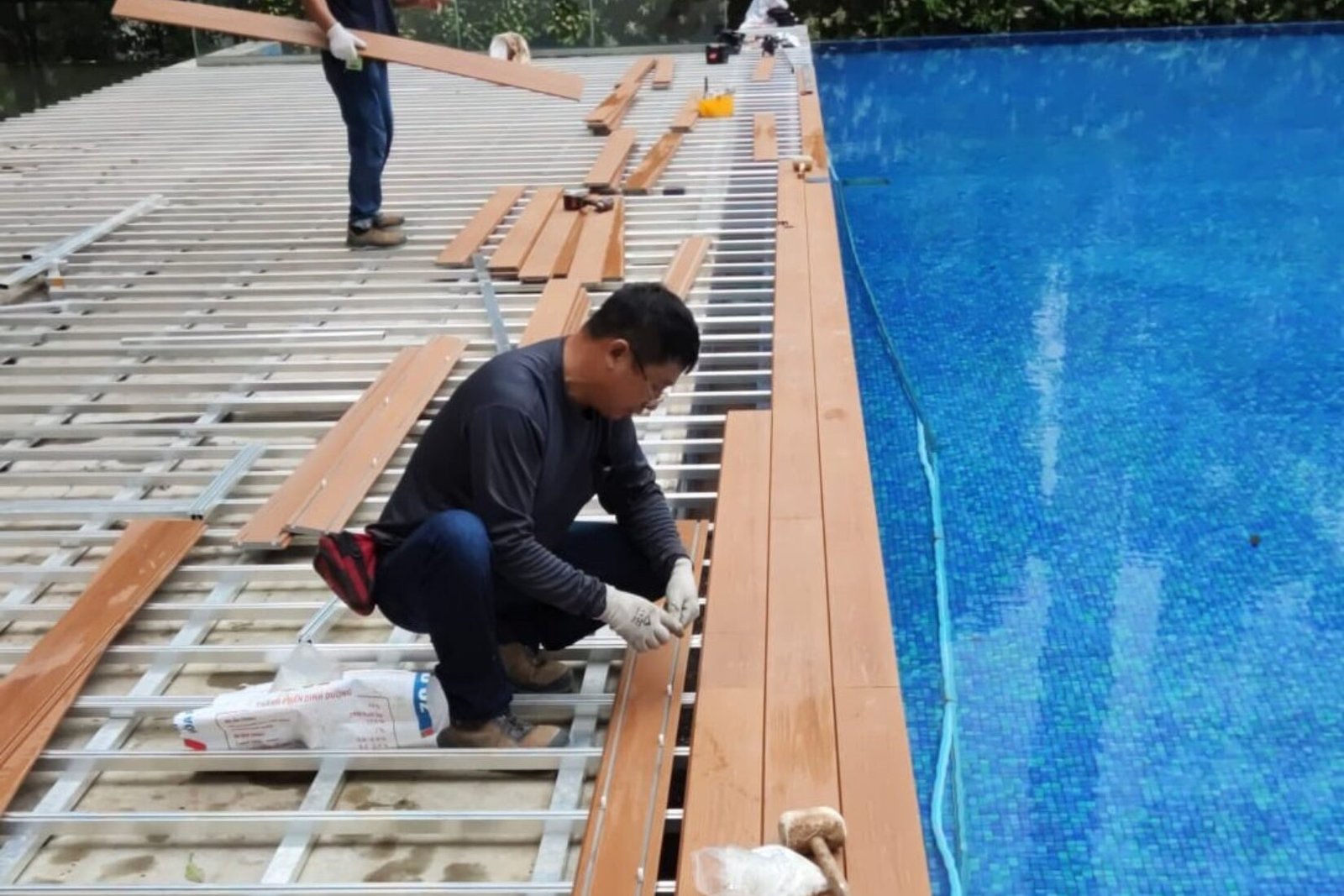 阳光、雨水，还有那片不再变形的地台——我在家中遇见了 Exterwood！