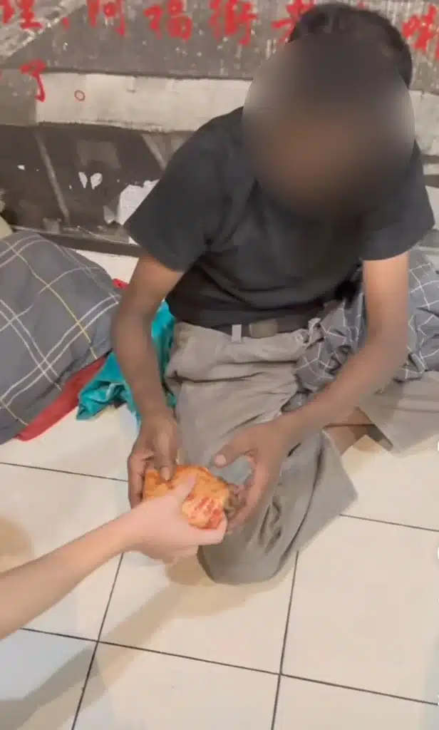 网红施舍鸡骨头