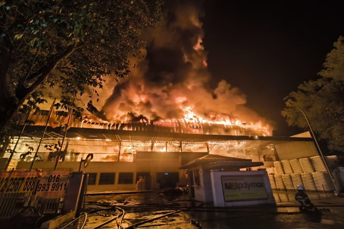 瓜拉冷岳炼油厂火灾出现烧焦遗体 引发社区安全关注