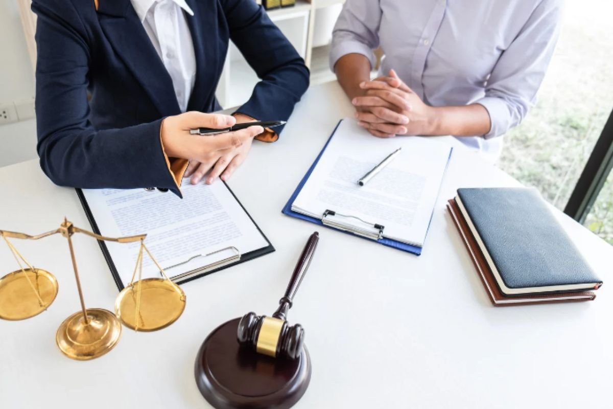 “人在天堂,钱却动不了”,为什么资产冻结成了许多家庭的真实困境?