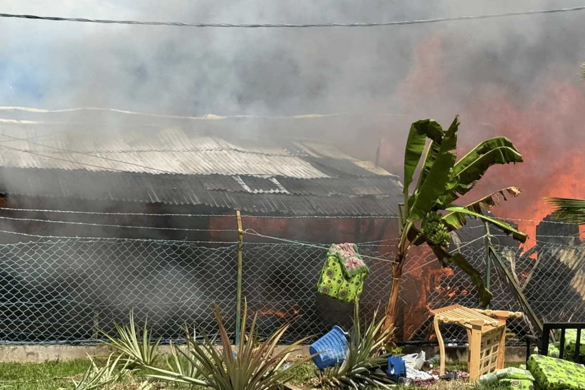 消防紧急出动 斗湖甘榜大火考验沿海社区应变